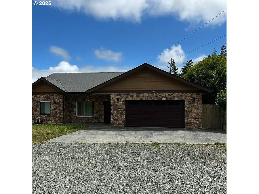 1118 S 11th St, Coos Bay, OR 97420 - Image #2