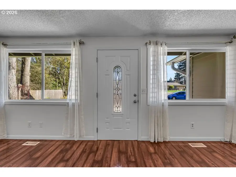 180 Woodcrest Ct, Woodburn, OR 97071 - #3