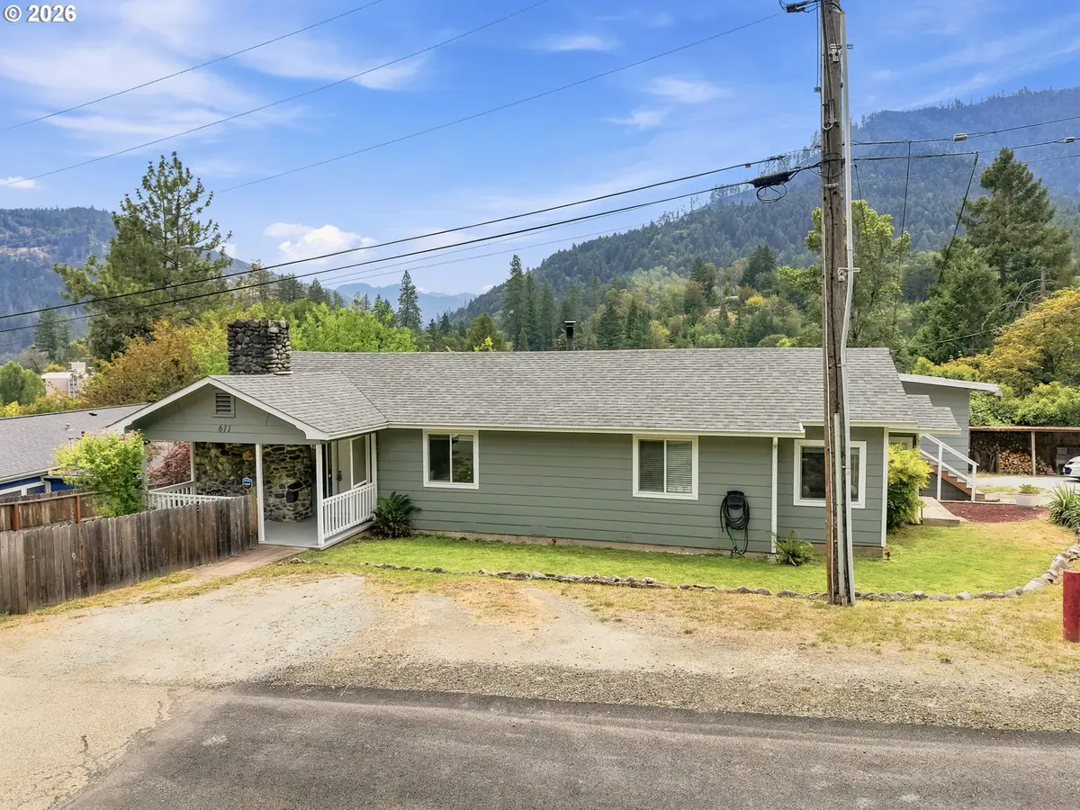 611 Fairchild St, Canyonville, OR 97417 - #1
