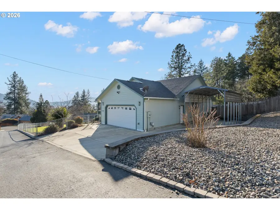 530 Tanglewood St, Sutherlin, OR 97479 - Image #2