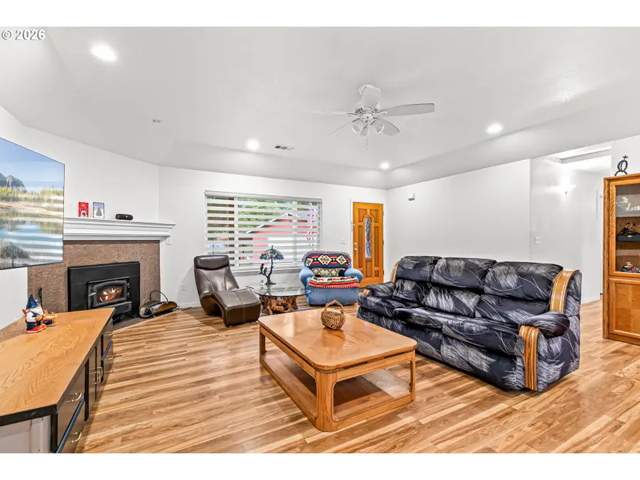 419 Idlewild Dr, Cave Junction, OR 97523 - Image #3