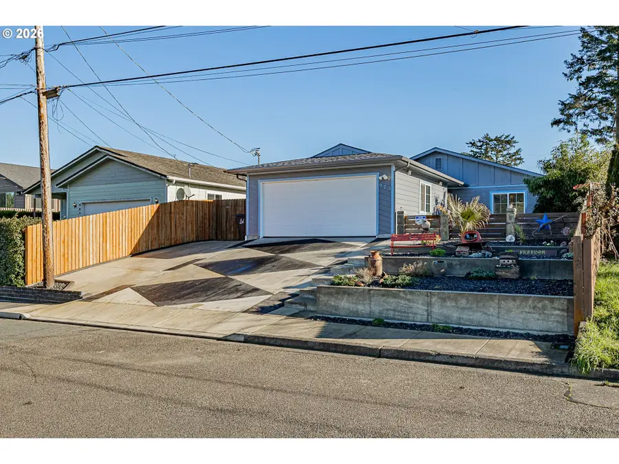 975 Augustine Ave, Coos Bay, OR 97420 - Image #2