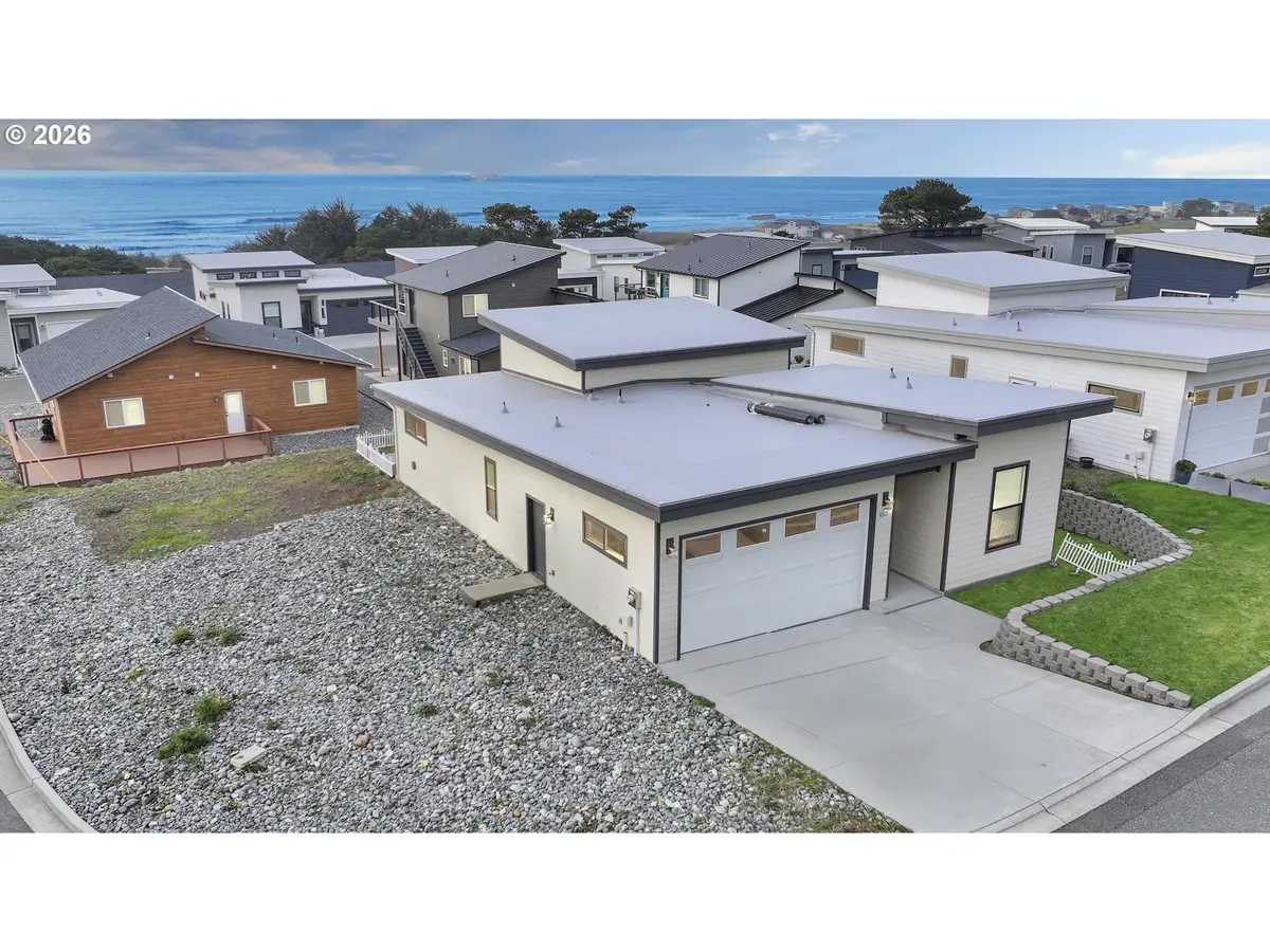 30396 Driftwood Dr, Wedderburn, OR 97444 - Image #1