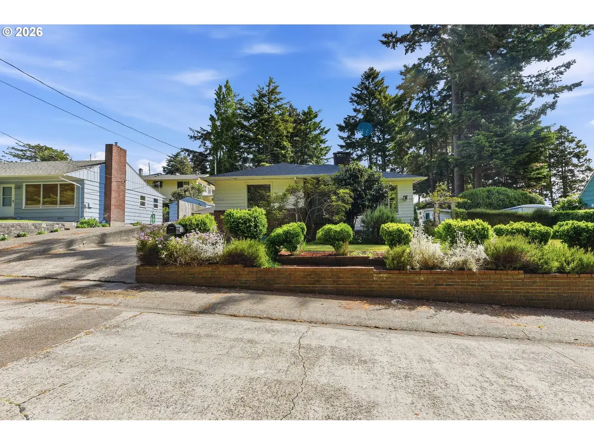 1313 Bayview St, North Bend, OR 97459 - #1