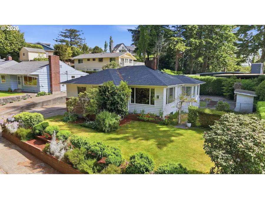 1313 Bayview St, North Bend, OR 97459 - #3