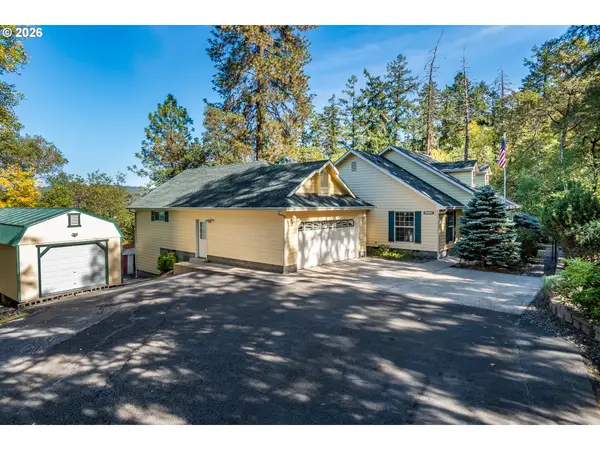 1049 W Copper Ct, Roseburg, OR 97471