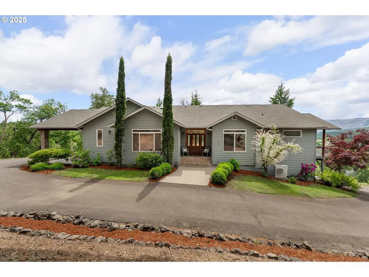 322 Monta Vista Ln, Roseburg, OR 97471 - Image #1