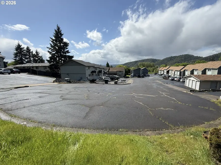 188 NE Atkinson Ct, Roseburg, OR 97470 - #3