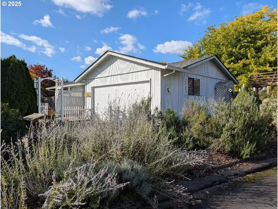 311 SW Jasmine Ct, McMinnville, OR 97128 - Image #3