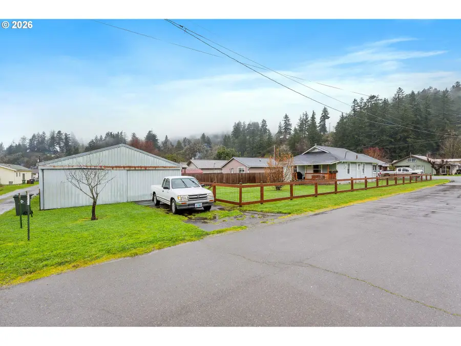 309 4th Ave, Powers, OR 97466 - #3