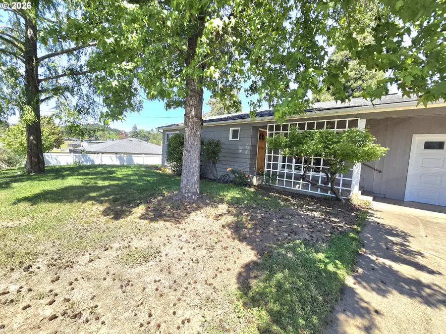 1642 NW Almond Ave, Roseburg, OR 97471 - #2