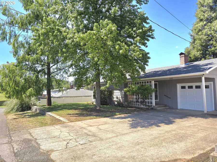 1642 NW Almond Ave, Roseburg, OR 97471 - #3