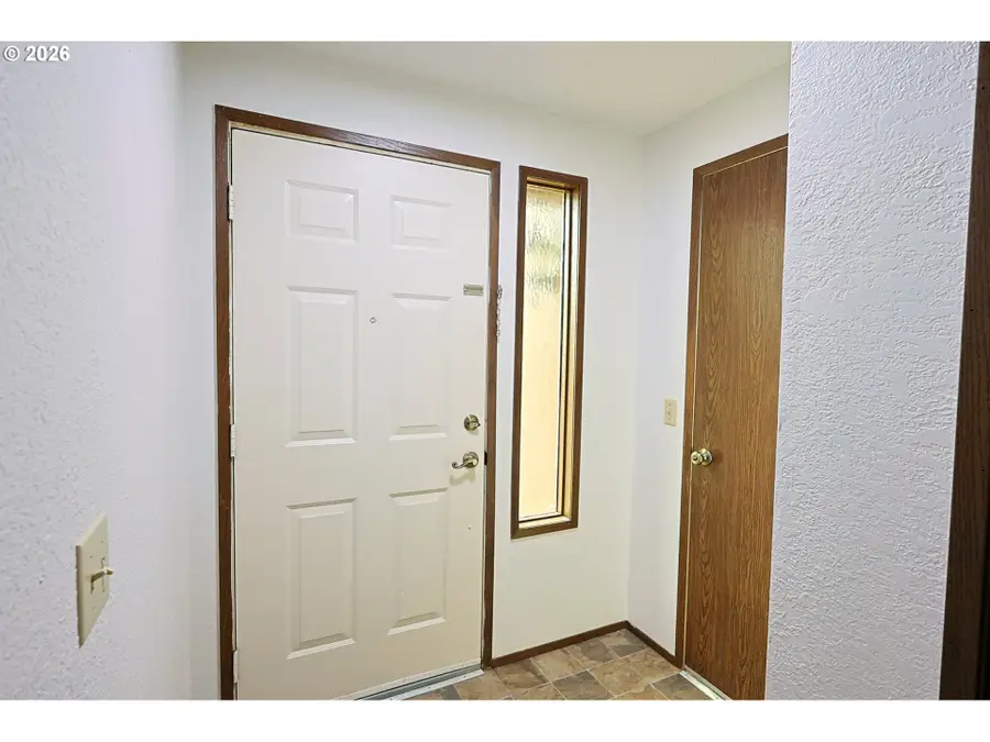 1460 Scott Ln, North Bend, OR 97459 - #3
