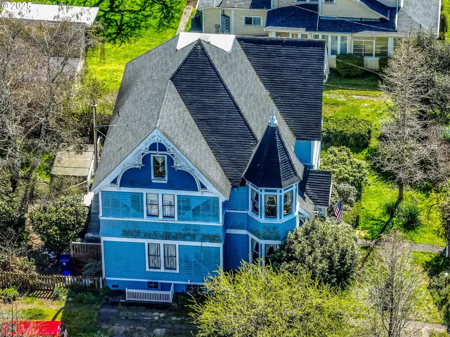 18 S Collier St, Coquille, OR 97423 - #3