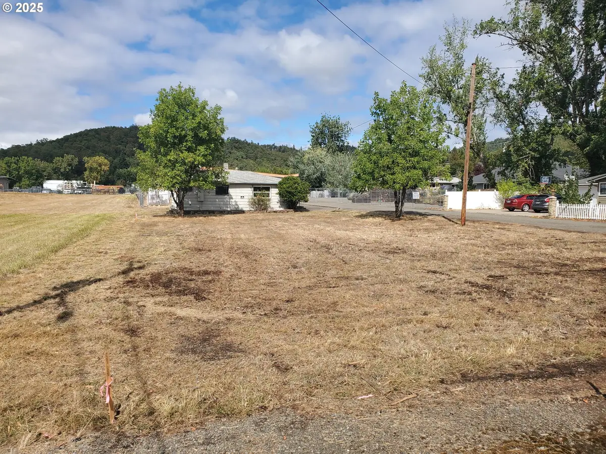 132 NE Sawyers Ln, Roseburg, OR 97470 - Image #1
