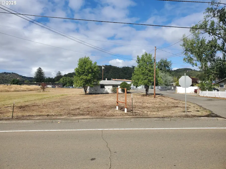 132 NE Sawyers Ln, Roseburg, OR 97470 - Image #2