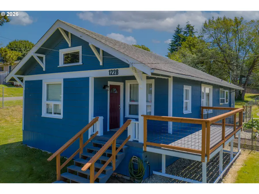 1228 Spruce St, Myrtle Point, OR 97458 - #2