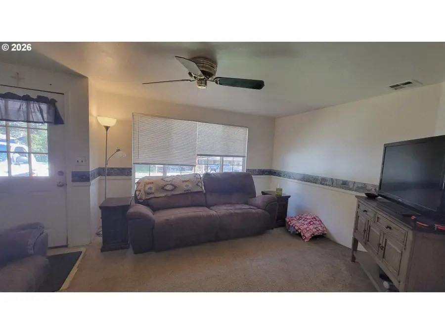 724 NE Laurance St, Myrtle Creek, OR 97457 - #3