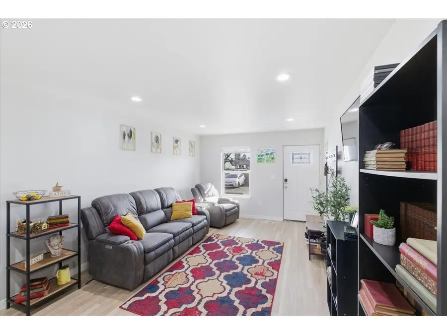 847 W Oak St, Lebanon, OR 97355 - #3