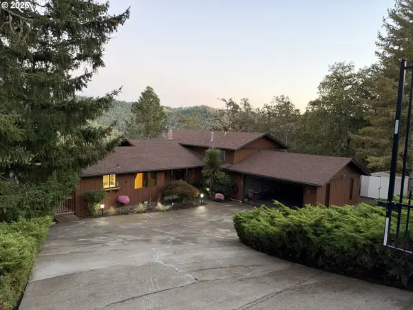 725 SE Summit Dr, Roseburg, OR 97470