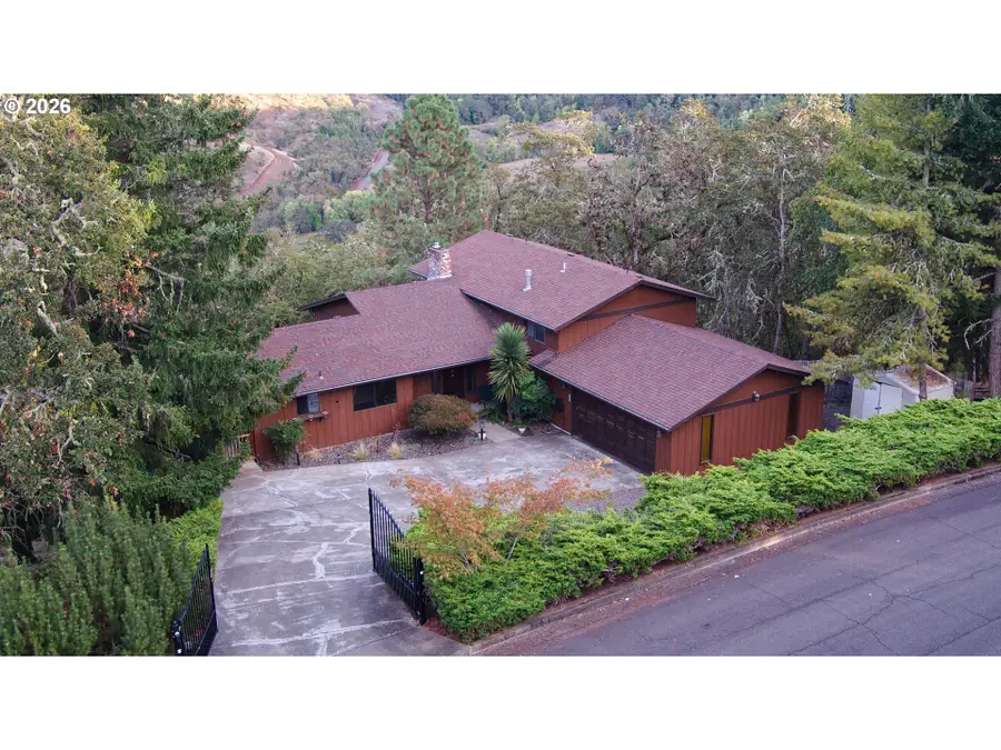 725 SE Summit Dr, Roseburg, OR 97470 - #2