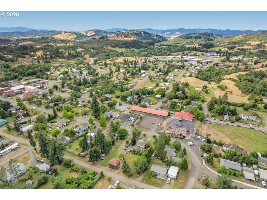 608 Locust St, Oakland, OR 97462 - #3