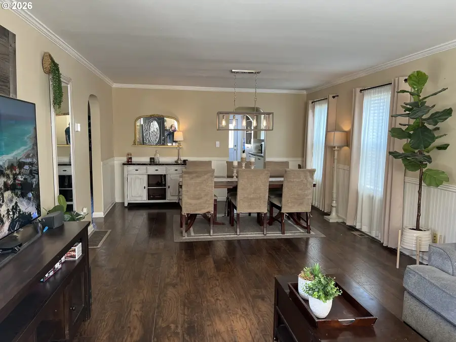 209 E 10th St, The Dalles, OR 97058 - #3