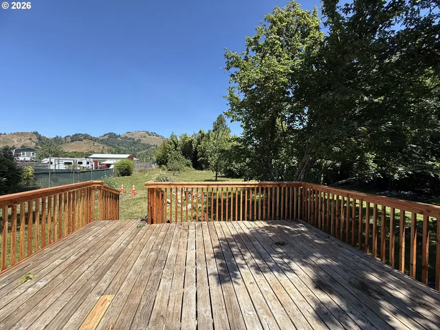 211 E Alder St, Powers, OR 97466 - #3