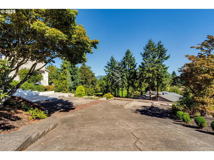 516 Spyglass Dr, Eugene, OR 97401 - Image #2