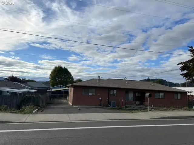 2012 NE Vine St, Roseburg, OR 97470 - #1
