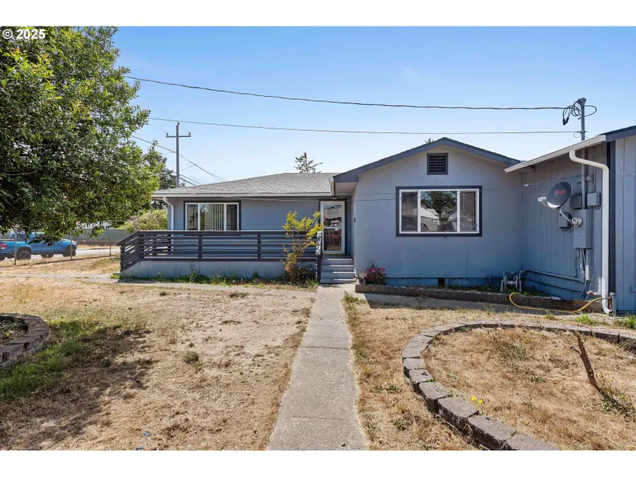 1366 Lakeshore Dr, Coos Bay, OR 97420 - Image #2