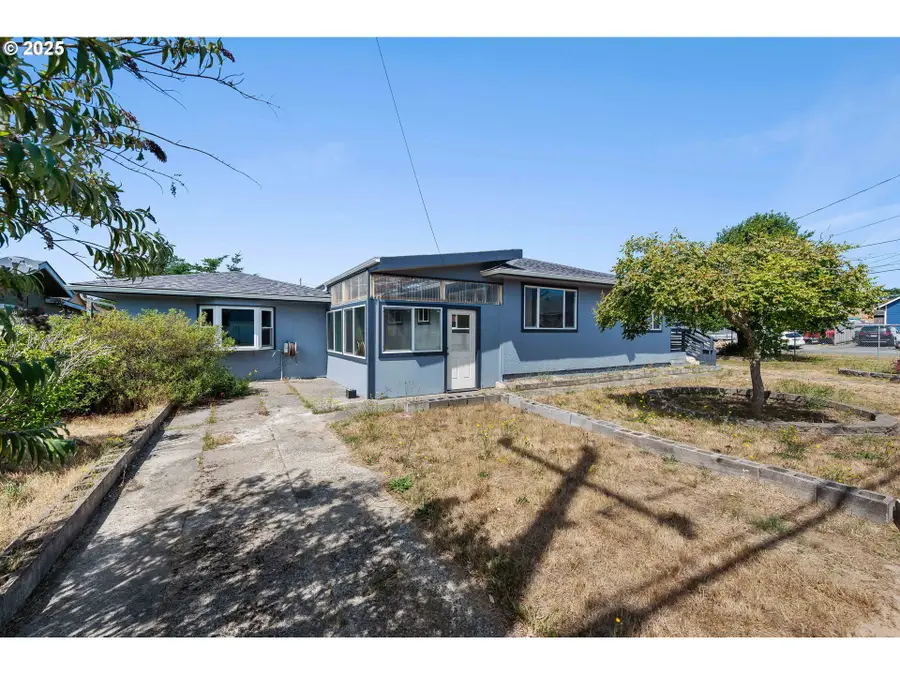 1366 Lakeshore Dr, Coos Bay, OR 97420 - Image #3