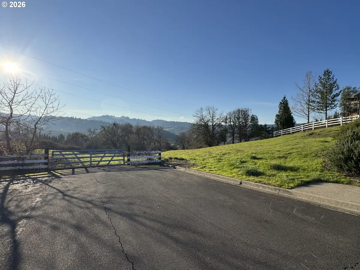 1192 W Harris Hills Dr, Roseburg, OR 97471 - #1