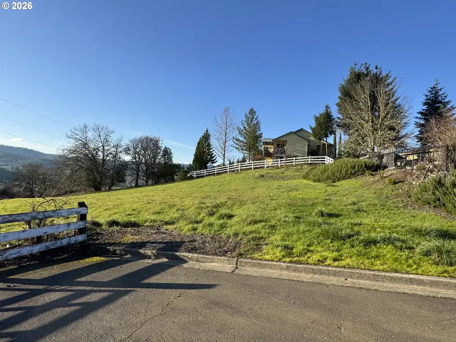 1192 W Harris Hills Dr, Roseburg, OR 97471 - #2