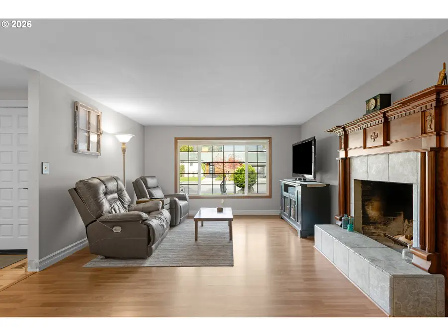 738 E Second Ave, Sutherlin, OR 97479 - Image #3