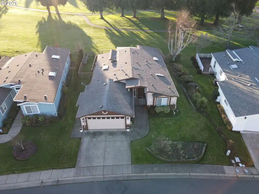133 Village Dr, Cottage Grove, OR 97424 - Image #2