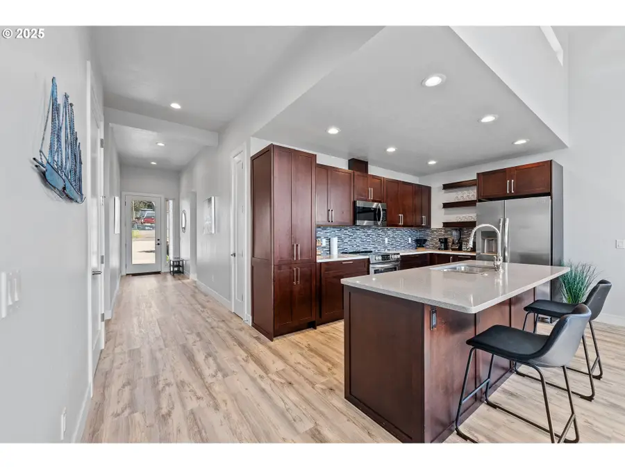 30414 Driftwood Dr, Wedderburn, OR 97444 - Image #3