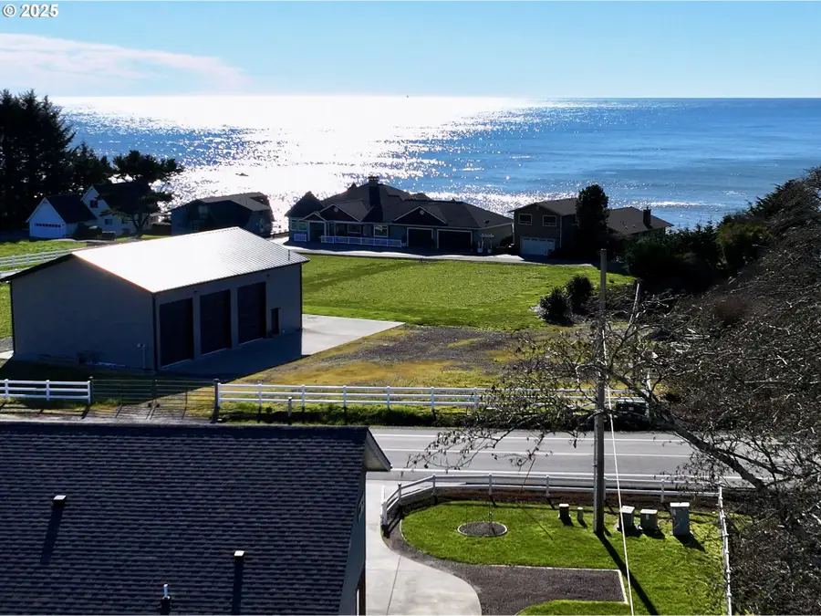 15289 Oceanview Dr, Brookings, OR 97415 - Image #2