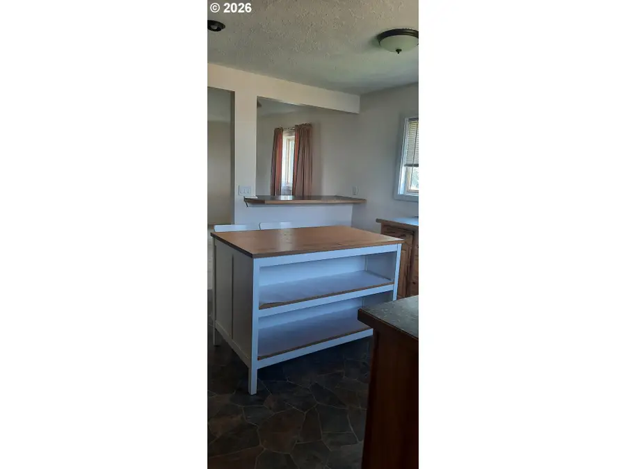 647 E Hurlburt Ave, Hermiston, OR 97838 - #3