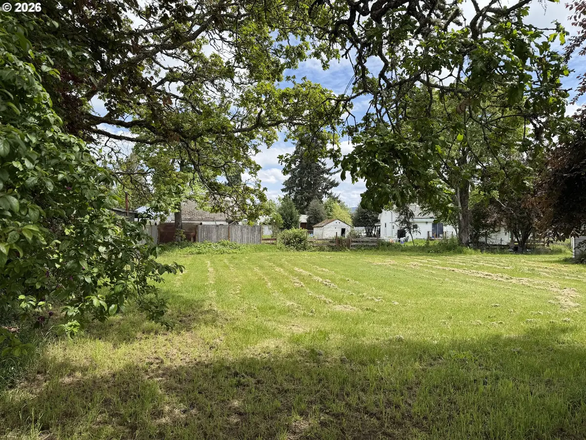 132 N 8th St, Creswell, OR 97426 - #1
