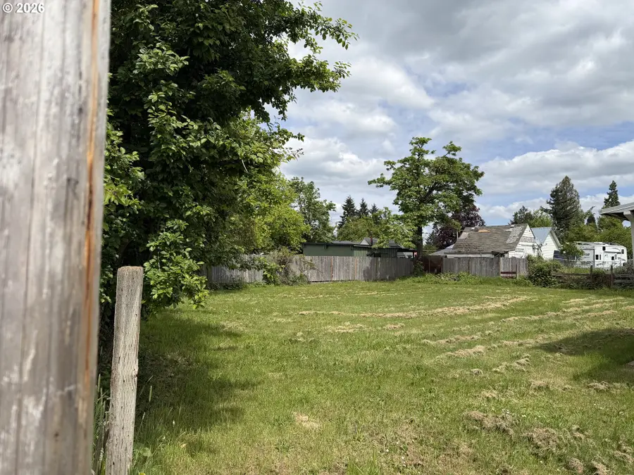 132 N 8th St, Creswell, OR 97426 - #3