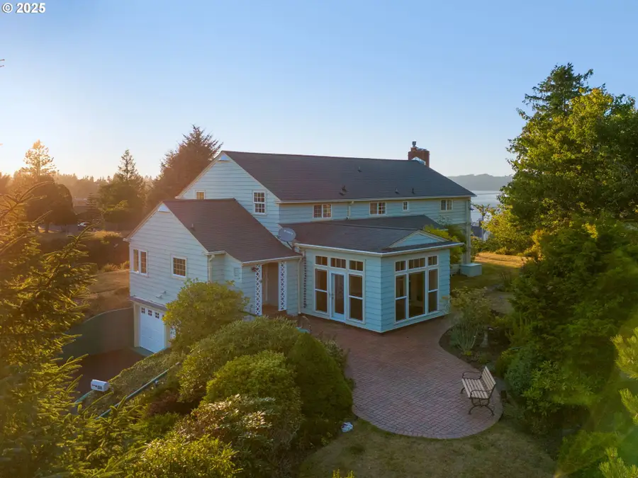 1320 15th St, Astoria, OR 97103 - Image #2