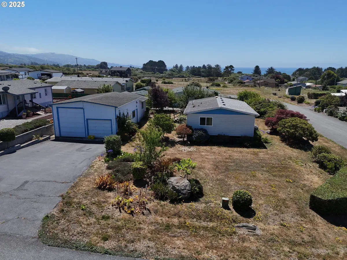 98620 Camellia Dr, Brookings, OR 97415 - Image #1