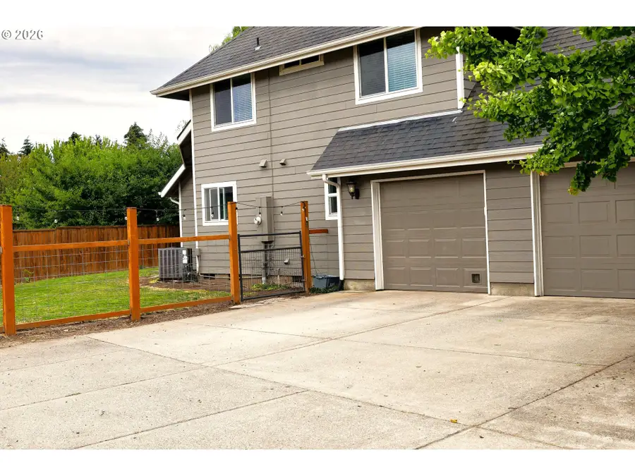 1145 S 6th St, Harrisburg, OR 97446 - #3
