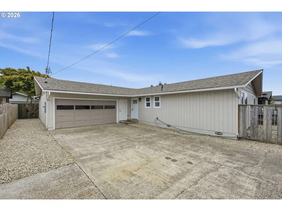 1130 Fenwick St, Coos Bay, OR 97420 - #3