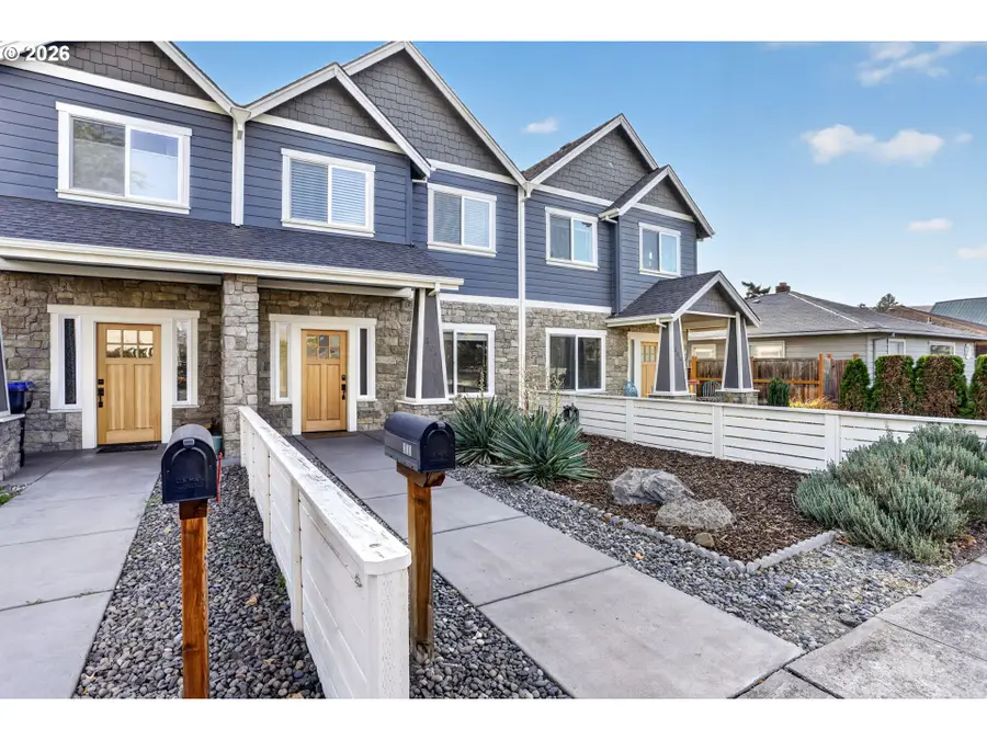 804 W 10th St, The Dalles, OR 97058 - #2