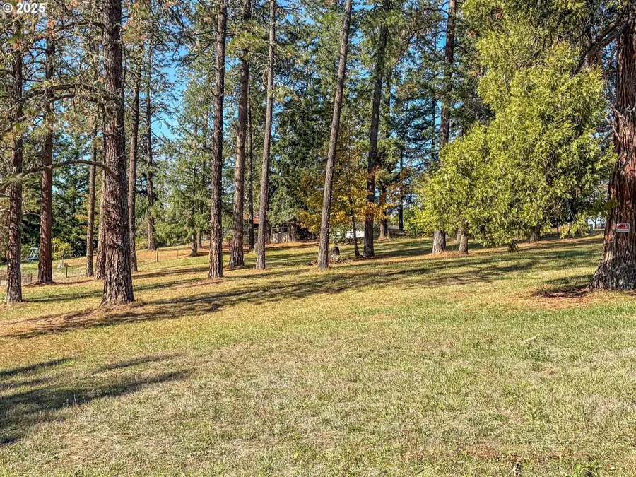 298 Grandview St, Glide, OR 97443 - Image #2