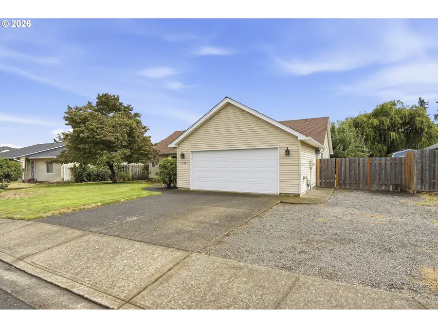 1786 N Locust St, Canby, OR 97013 - #3