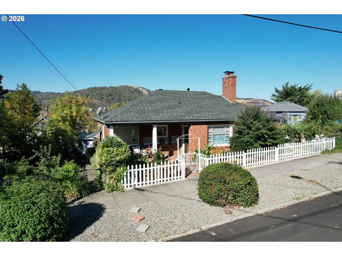 1446 SE Main St, Roseburg, OR 97470 - #1