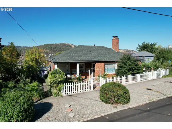 1446 SE Main St, Roseburg, OR 97470